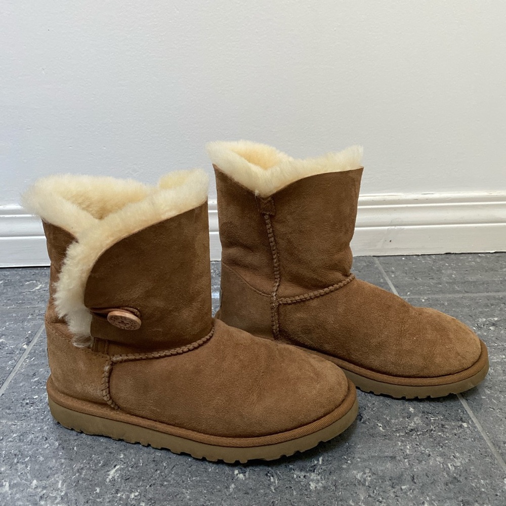 UGG TAN BAILEY BUTTONS